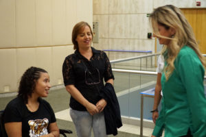 Participantes conversando em um encontro profissional.